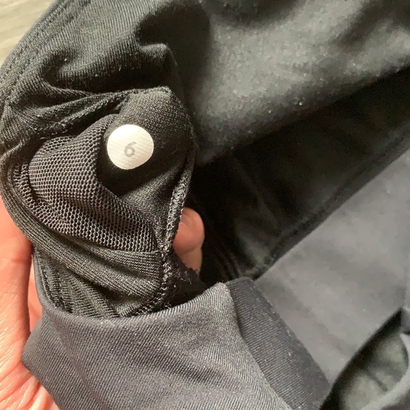 Lululemon Sports Bra Size 6. - Picture 3 of 3